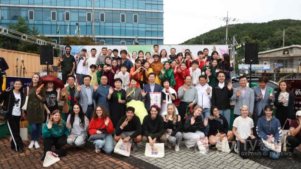 [크기변환]5-4. 이상일 용인특례시장이 21일 처인구 김량장동 용인중앙시장에서 열린 상설야시장 별당마켓을 방문한 시민과 함께 행사에 참여했다..jpg