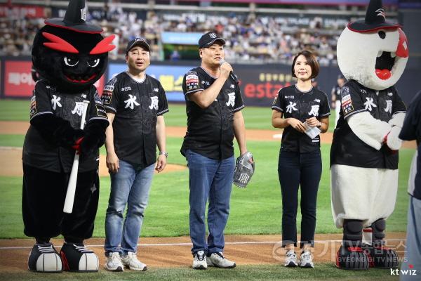 [크기변환]2.정찬해수원화성문화제 추진위원회공동위원장, KT위즈 홈경기에서 수원화성문화제 성공 기원 시구.jpg