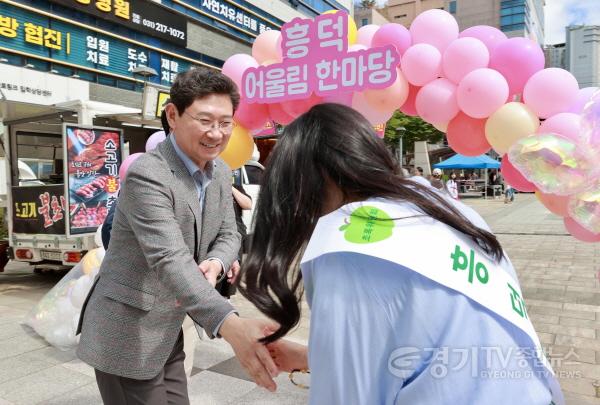 [크기변환]4-4. 이상일 용인특례시장은 22일 기흥구 영덕동 젊음의 광장에서 열린 ‘흥덕 어울림 한마당’ 행사 현장을 찾아 주민들과 만났다..jpg