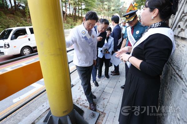 [크기변환]5-2. 이상일 용인특례시장이 24일 수지구 신촌초 통학로를 좁게 하는 어린이보호구역 표지판의 지주를 살피고 있다.jpg