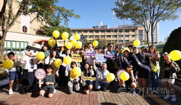 [크기변환]5-4. 이상일 용인특례시장이 24일 수지구 신촌초등학교 앞에서 어린이 교통안전 캠페인에 참여했다.jpg