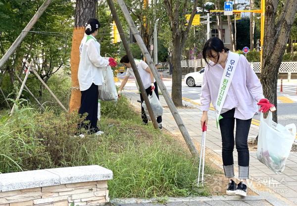 [크기변환](사진3) 플로깅 캠페인 참여자들이 거리의 쓰레기를 줍고 있다.jpeg