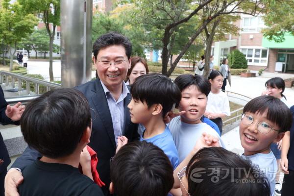 [크기변환]5-2. 이상일 용인특례시장이 고림초를 찾아 학생들의 인사에 화답하고 있다..jpg