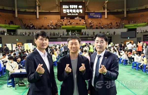 [크기변환]사진 1) 정조 효 바둑축제에 참가한 화성시의회 송선영의원(좌)과 바둑프로, 배정수 의장(우).jpg