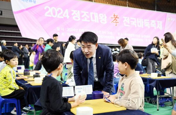 [크기변환]사진 4) 바둑대회 참가한 학생들을 응원하는 배정수 의장.jpg