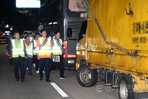 [크기변환]1.계도에도 대형 車 버젓이 불법주정차… 안산시“집중 지도단속”(3).jpg