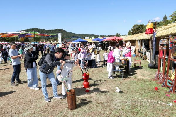 [크기변환]가족과 친구, 연인들이 바우덕이 축제장을 방문해 다채로운 체험을 즐기고 있다..jpg