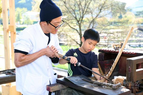 [크기변환]바우덕이 축제의 또 다른 묘미인 안성문화장 페스타에서 문화장인이 아이의 체험을 돕고 있다.jpg