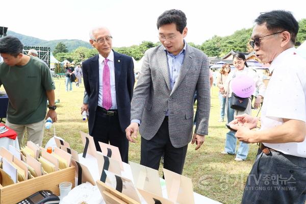 [크기변환]11-1. 이상일 용인특례시장이 5일 포은 정몽주 묘역에서 열린 제20회 포은문화제 현장을 방문해 행사 관계자들과 의견을 나누고 있다..jpg