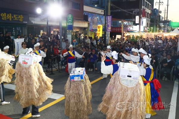 [크기변환]12-4. 5일 신갈동행정복지센터 일대에서 열린 신갈오거리 도시재생사업 거리축제에 마련된 문화공연 모습.jpg