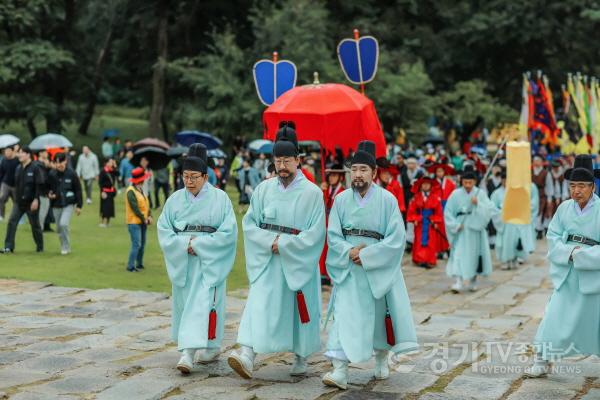 [크기변환]사진 6) 정조대왕 능행차 재연 모습 (우측 배정수 화성시의회 의장).jpg