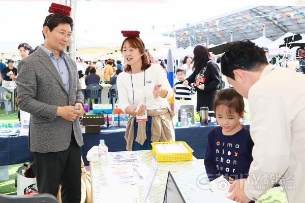 [크기변환]1-4. 이상일 용인특례시장이 5일 용인 북페스티벌에 참석해 부스를 둘러보고 있다.jpg