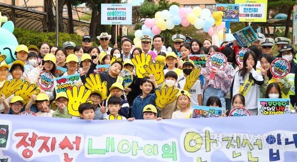 [크기변환]4-4. 이상일 용인특례시장이 7일 기흥구 동백동 동막초에서 교통안전 캠페인을 진행한 뒤 참가자들과 기념촬영을 하고 있다.jpg