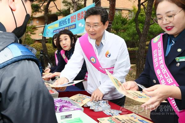 [크기변환]4-3. 이상일 용인특례시장이 7일 기흥구 동백동 동막초에서 교통안전 캠페인을 진행하고 있다.jpg