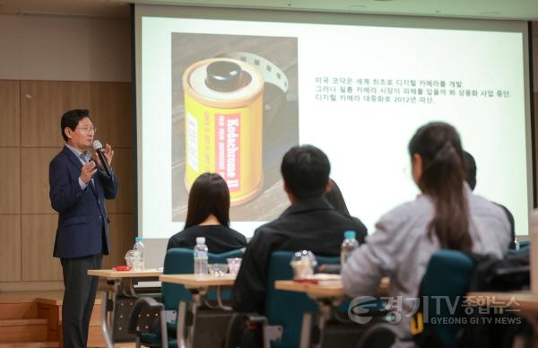 [크기변환]9-2. 이상일 용인특례시장이 7일 오후 시청 비전홀에서 청년농업인을 대상으로 특강을 진행했다..JPG