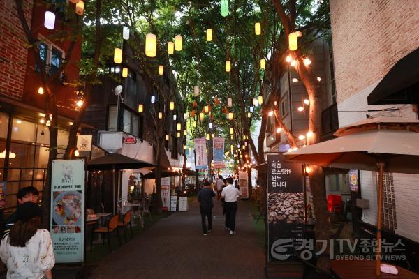 [크기변환]1. 용인특례시 골목형상점가 1호로 지정된 기흥구 보정동 보카상점가(보정동 카페거리) 전경.jpg