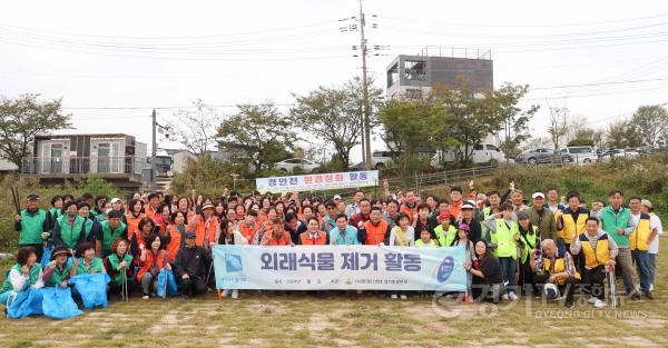 [크기변환]7-3. 이상일 용인특례시장은 13일 물사랑운동본부 관계자들과 함께 포곡읍 전대리 인근 경안천에서 환경정화 활동을 하고 봉사자들을 격려했다..JPG