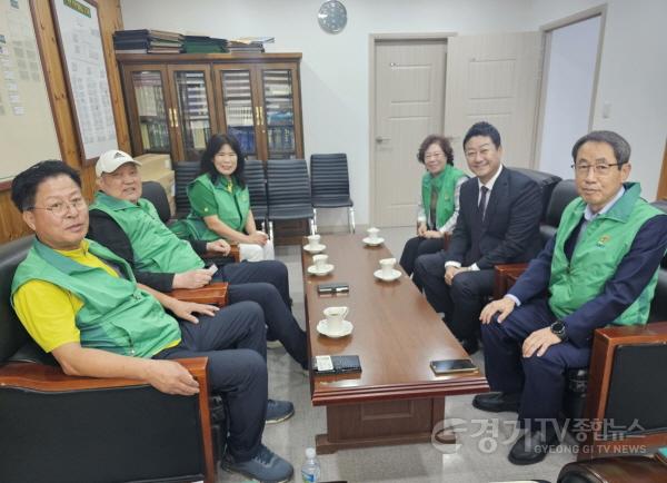 [크기변환]241016 김진경 의장, 시흥시새마을회와 예산 확보 및 사업 지원 논의3.jpg