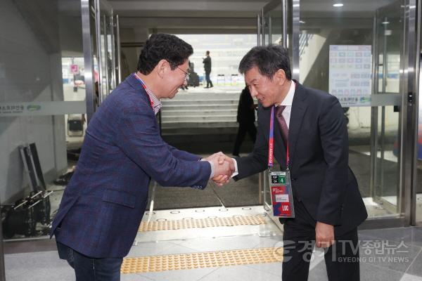 [크기변환]6-2. 이상일 용인특례시장이 15일 용인미르스타디움에서 열린 2026 국제축구연맹 북중미 월드컵 아시아지역 3차 예선 B조 4차전 대한민국과 이라크 경기 시작에 앞서 정몽규 대한축구협회 회장과 악수하고 있다..jpg