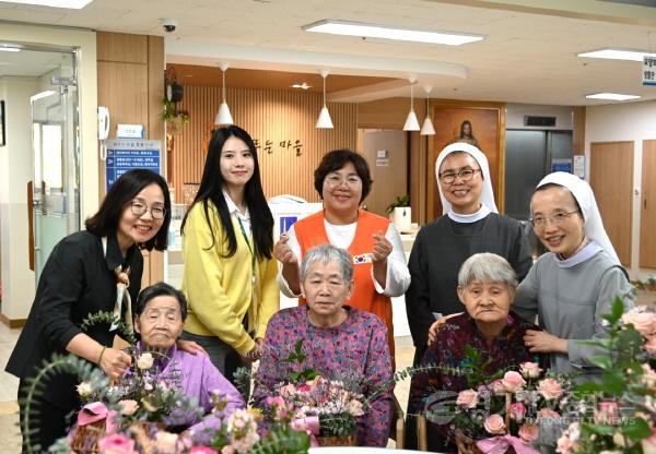 [크기변환]사본 -(보도사진) 화성도시공사, 임직원 참여 '사랑의 꽃꽂이' 지역 사회에 나눔 실천.jpg