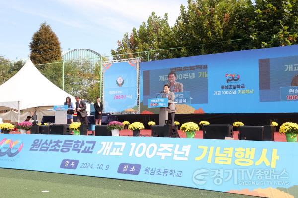 [크기변환]4-1. 이상일 용인특례시장이 지난 9일 원삼초등학교 100주년 기념행사에서 축사를 하고 있다..jpg