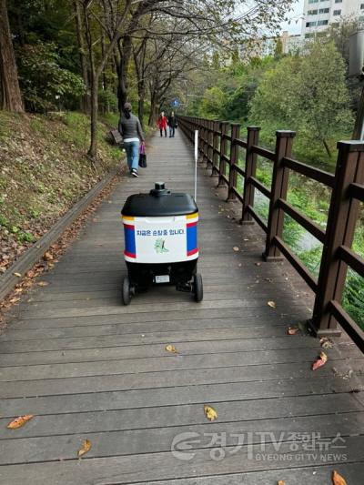 [크기변환]4-1. 용인특례시 수지구 풍덕천2동 정평천 산책로 주변을 자율주행 순찰 로봇이 순찰하고있다.jpg