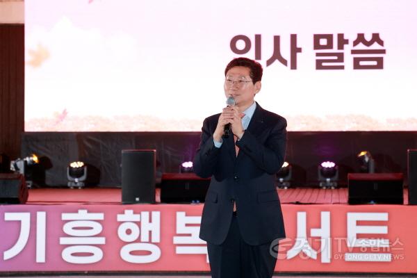 [크기변환]1-1. 11월 1일 기흥구 구갈동 강남근린공원에서 열린 기흥행복콘서트에서 이상일 시장이 축사를 하고 있다..jpg