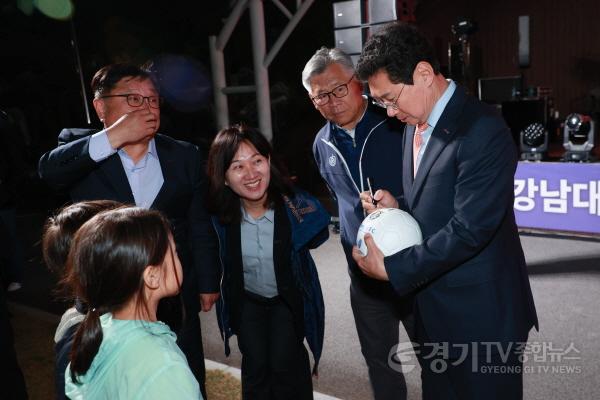 [크기변환]1-3. 11월 1일 기흥구 구갈동 강남근린공원에서 열린 기흥행복콘서트에서 이상일 시장이 아이들의 사인 요청에 응하고 있다..jpg