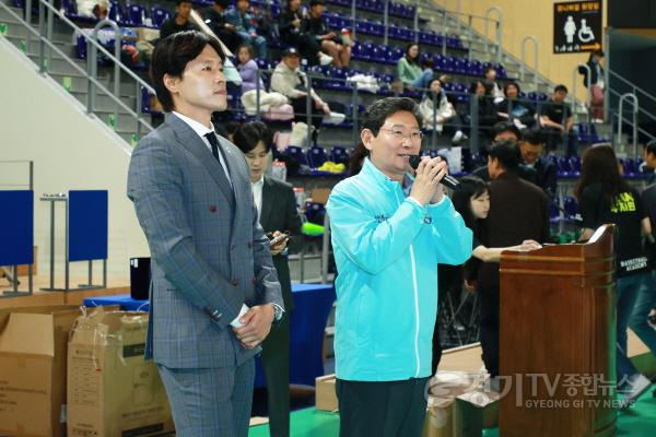 [크기변환]4-2. 용인특례시와 우지원이 함께하는 유소년농구대회에서 축사를 하고 있는 이상일 시장.jpg