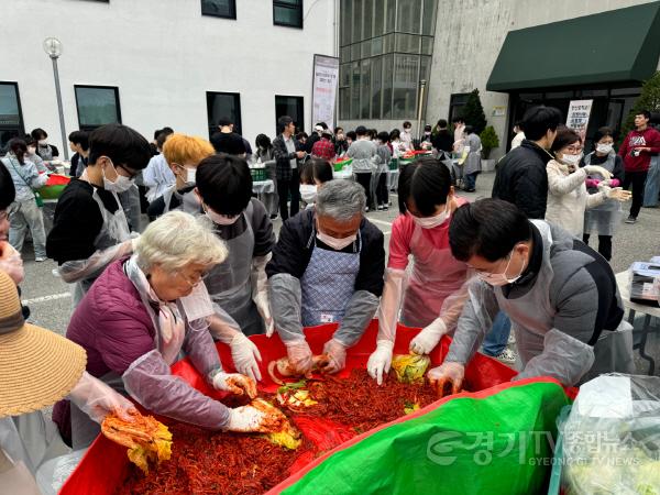 [크기변환]4-2. 원삼면 헌산중학교 학생들이 어려운 이웃을 위해 김장나눔 사랑실천 행사를 열었다..jpg