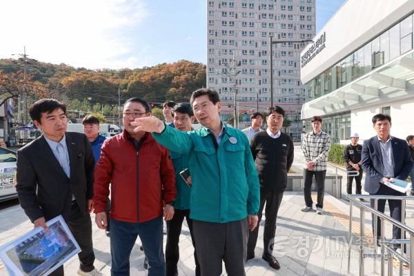 [크기변환]2-1. 이상일 용인특례시장이 새롭게 단장한 용인공영버스터미널을 점검하고 있다..JPG