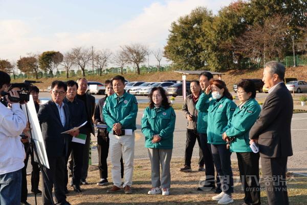 [크기변환]사진3) 평택시의회 기획행정위원회가 진위천유원지에서 보고받는 모습.jpg