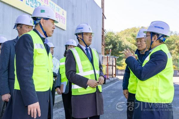 [크기변환]2-2. 현근택 수원시 제2부시장, 주요 현안 지역 점검하며 현장 행정.jpg