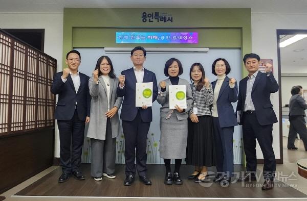 [크기변환]2-1. 이상일 용인특례시장과 김희정 용인교육지원청 교육장이 경기형 과학고 예비 지정 공모 신청서에 서명을 한 후 시 관계자들과 사진을 찍고 있다..jpeg