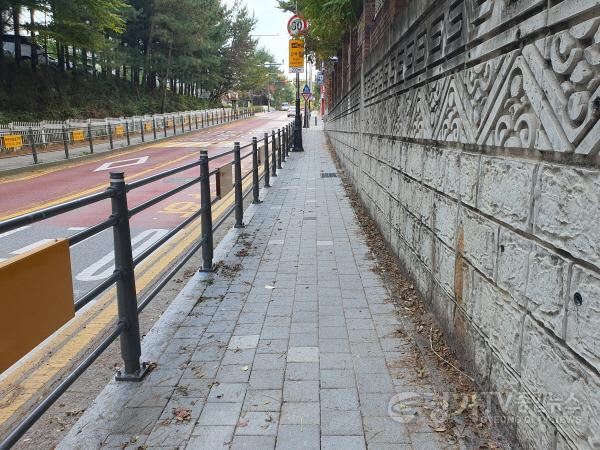 [크기변환]7-1. 용인특례시 수지구 신촌초 진입 보행로 절반을 차지했던 교통 표지판 철주가 제거된 인도 전경.jpg