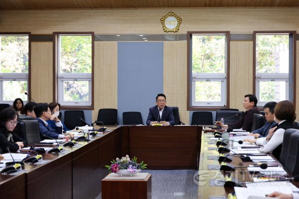 [크기변환]사진1) 평택시의회 11월 의원 간담회에서 강정구 의장이 발언하는 모습.jpg