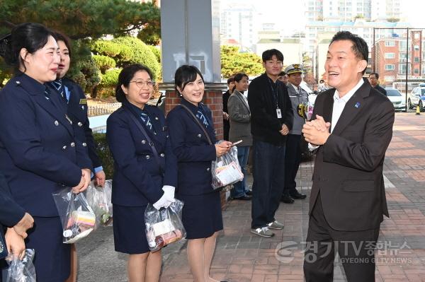 [크기변환]1-2.이재준 수원시장,수원중부 녹색어머니회·경찰과 교통안전 캠페인.jpg