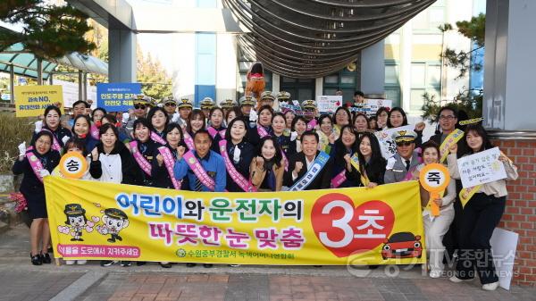 [크기변환]1-1. 이재준 수원시장, 수원중부 녹색어머니회·경찰과 교통안전 캠페인.jpg