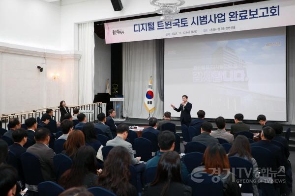 [크기변환]3-1. 13일 용인특례시청 컨벤션홀에서 열린 디지털 트윈국토 시범사업 완료보고회에서 총평을 하고 있는 이상일 시장.jpg