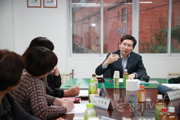 [크기변환]6-1. 이상일 용인특례시장이 14일 처인구 삼가동 늘푸른오스카빌 입주자들과 만나 더 나은 생활공간을 위한 의견을 교환하고 있다..jpg