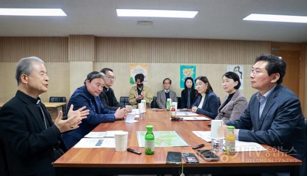 [크기변환]6-2. 이상일 용인특례시장은 14일 저녁 처인구 김량장동 용인문예회관 처인홀에서 가톨릭 수원교구 교구장 이용훈 주교와 만나 간담회를 갖고 김대건 신부 시성 40주년을 기념해 상연한 창작 뮤지컬 ‘김대건’을 관람했다..JPG