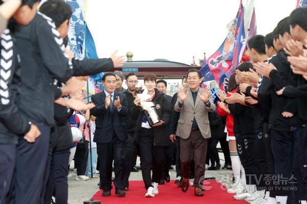 [크기변환]1-4. 이재준 수원시장, “수원FC위민 챔피언결정전 우승 축하한다”.jpg