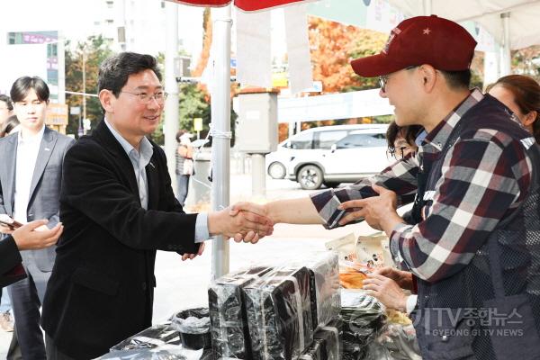 [크기변환]2-3. 이상일 용인특례시장이 16일 연말 경기 살리기 통큰 세일 개막 행사장 부스를 찾아 상인들과 인사하고 있다.jpg