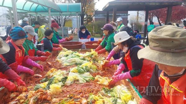 [크기변환](양지면)처인구 양지면 새마을지도자협의회와 새마을부녀회가 14일과 15일 '사랑의 김장담금' 행사를 열었다..jpeg