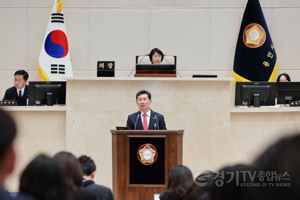 [크기변환]6-2. 이상일 용인특례시장이 18일 용인특례시의회 제288회 정례회의 시정연설을 통해 시정운영 방향을 밝히고 있다..JPG