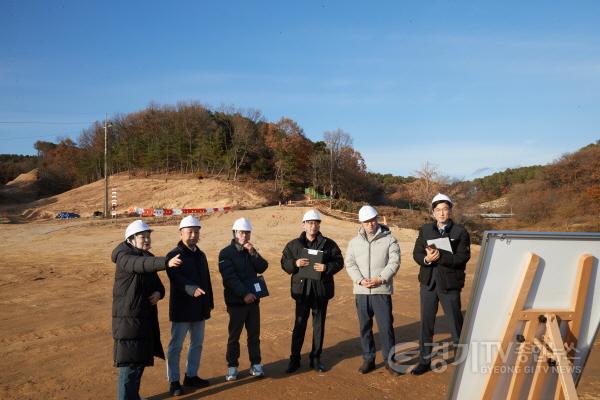 [크기변환]20241119 용인특례시의회 도시건설위원회, 행정사무감사 현지 확인(5)-국지도57호선 사업 구간.jpg