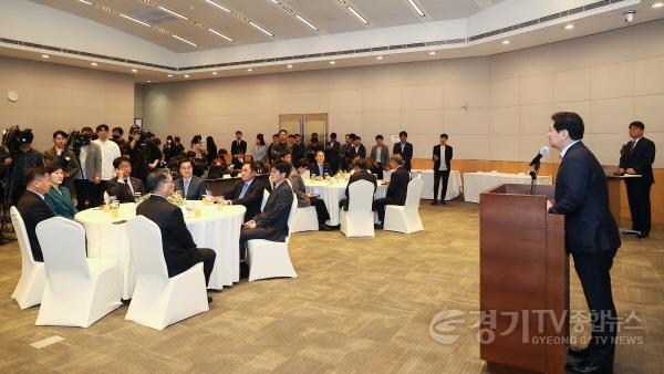 [크기변환]1-3. 이상일 용인특례시장이 지난 4월 17일 서울 FKI타워 에메랄드홀에서 열린 용인 첨단시스템반도체 국가산업단지 상생협약체결식에서 인사말을 하고있다..jpg