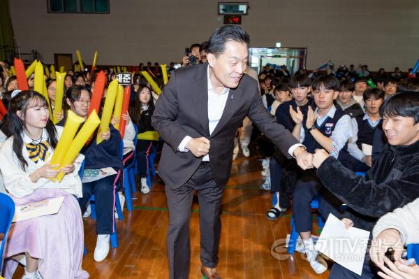 [크기변환]2-3.이재준 수원시장,동원고·동우여고1학년 학생들 만나 이야기 나눠.jpg