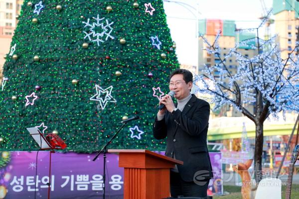 [크기변환]9-3. 24일 기흥구 중동 동백호수공원삼거리에서 열린 크리스마스트리 점등식에서 축사를 하고 있는 이상일 용인특례시장.jpg