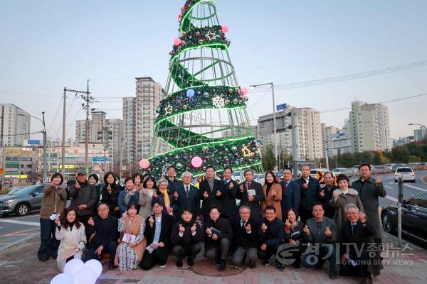 [크기변환]9-4. 24일 수지구 죽전동 죽전이마트 앞 교통섬에서 열린 크리스마스트리 점등식 행사 모습.jpg